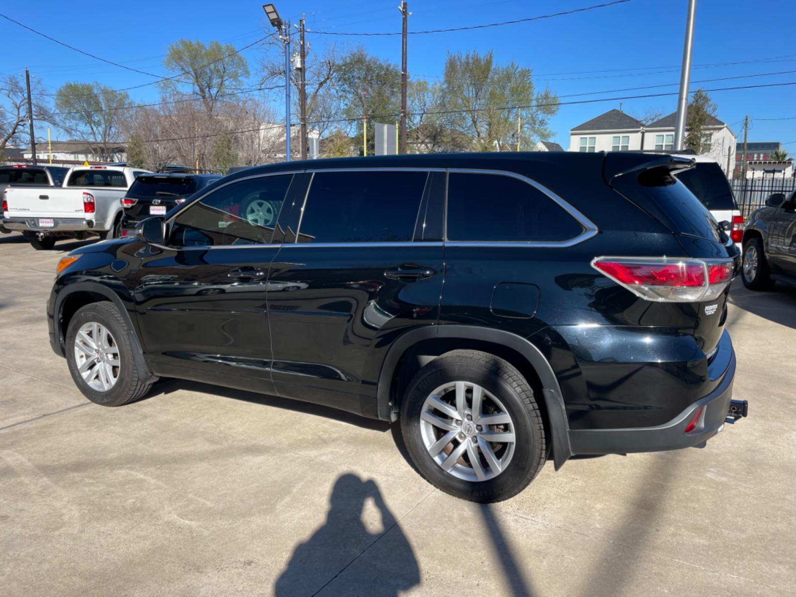 2014 Black /Black Toyota Highlander LE (5TDZARFH6ES) with an 2.7L engine, AUTOMATIC transmission, located at 1501 West 15th St., Houston, 77008, (713) 869-2925, 29.797941, -95.411789 - Photo #3